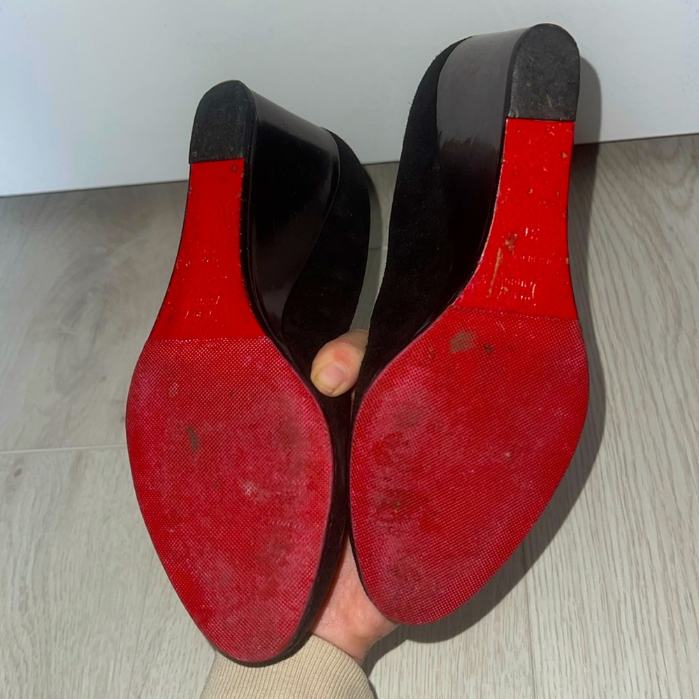 Christian Louboutin Black Pumps with Signature Red Soles - Picture 5 of 5